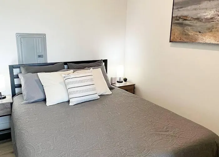 Studio Apartment, Queen Bed, Wifi, Kitchen, Washer & Dryer In Charlotte